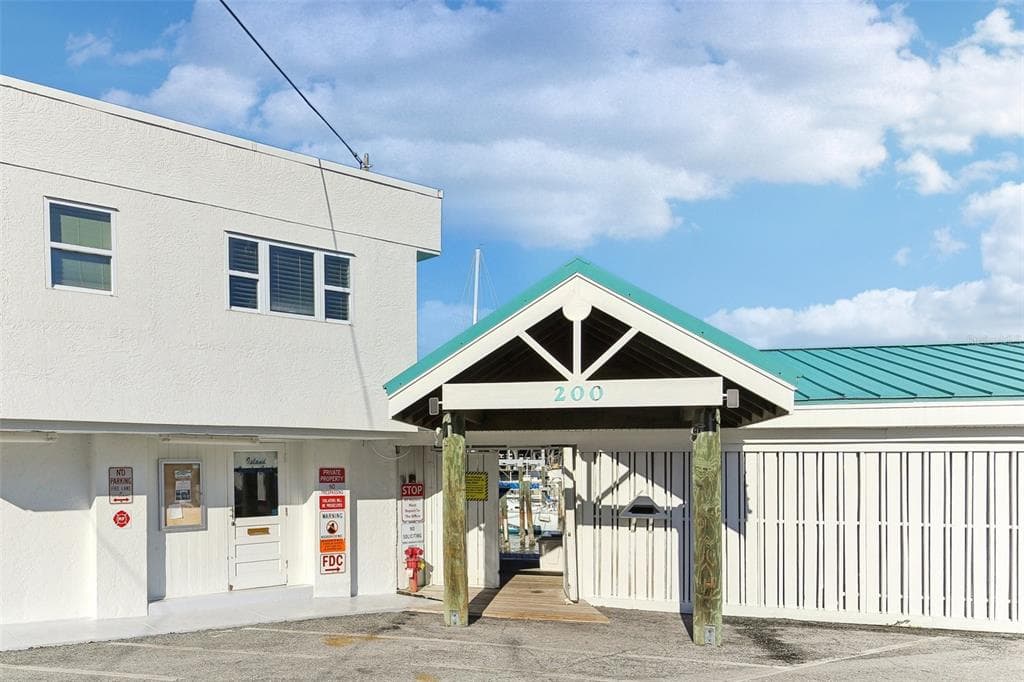 200 WINDWARD PASSAGE 84 photo 3