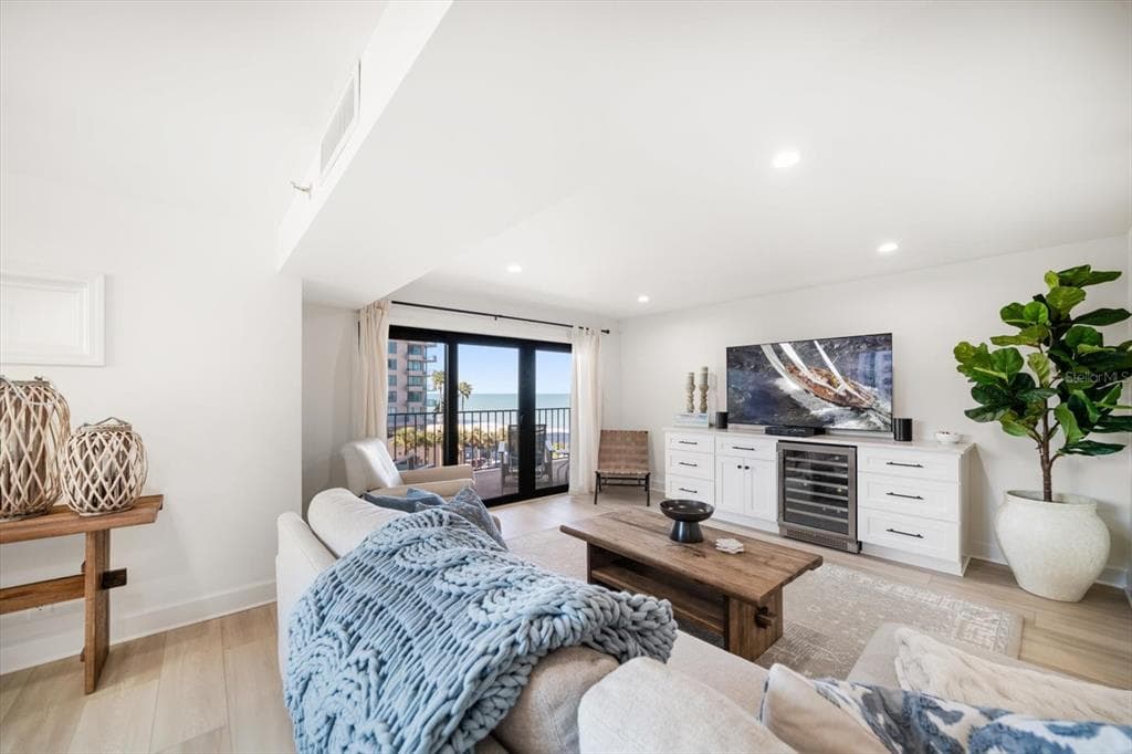 1480 GULF BOULEVARD 401 photo 5