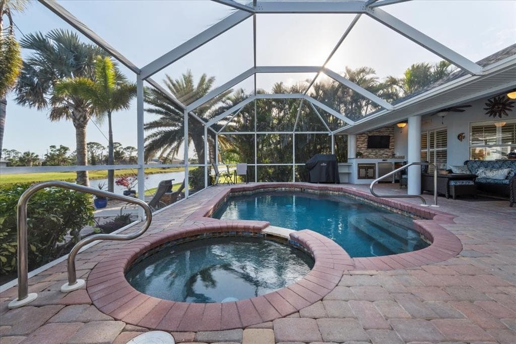 1091 ROTONDA CIRCLE photo 8