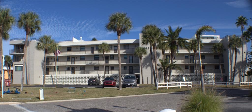 18201 GULF BOULEVARD 201 photo 2