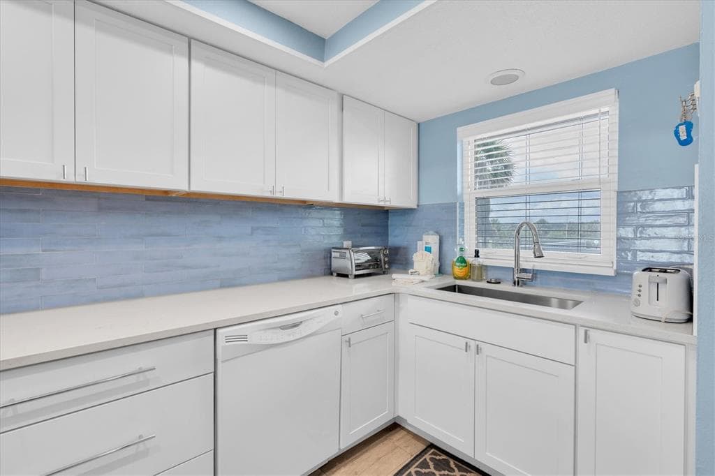 18650 GULF BOULEVARD 203 photo 11