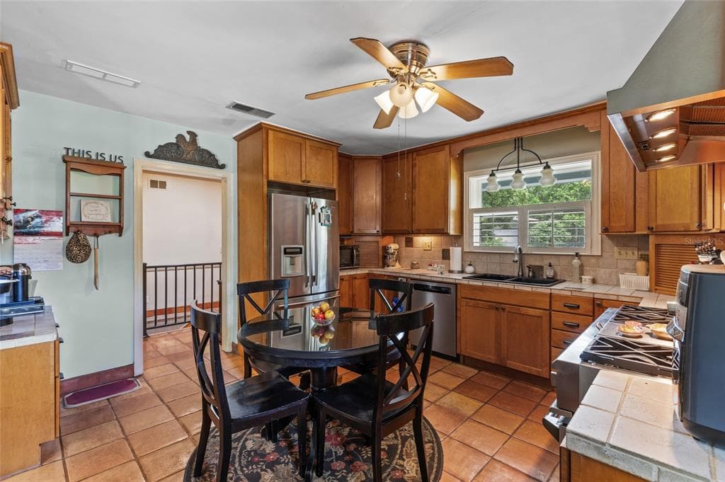 449 SW MONTGOMERY DRIVE photo 7
