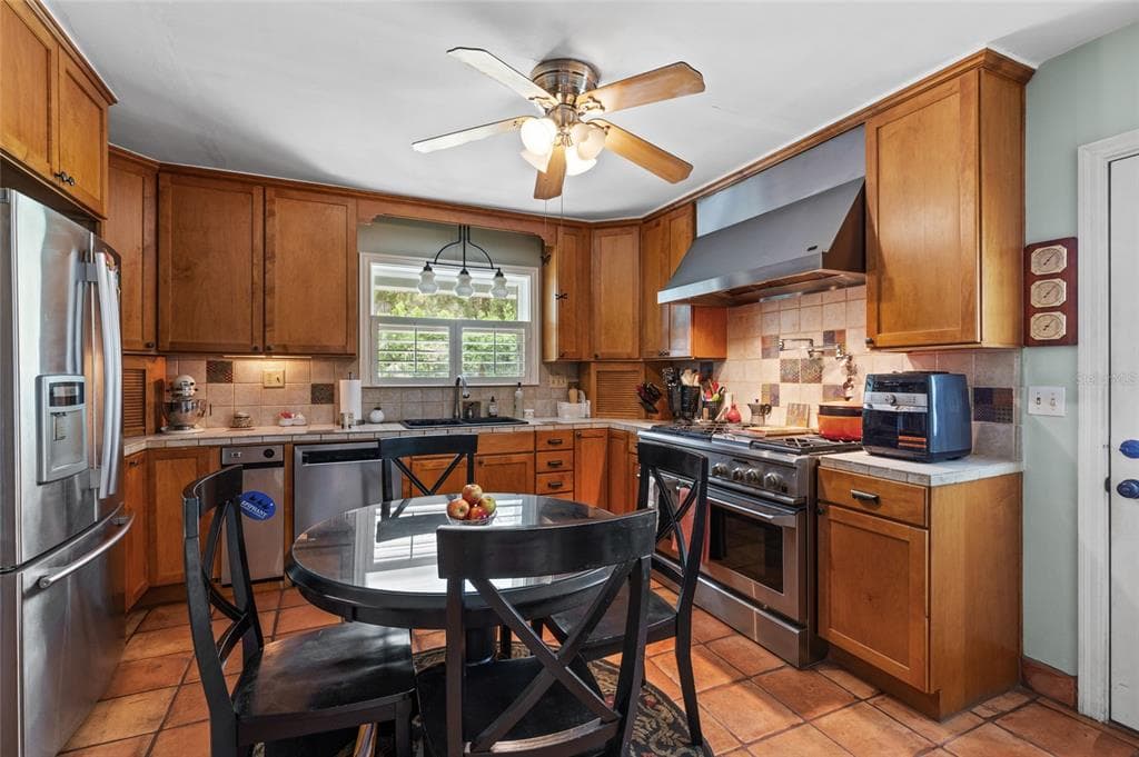 449 SW MONTGOMERY DRIVE photo 8