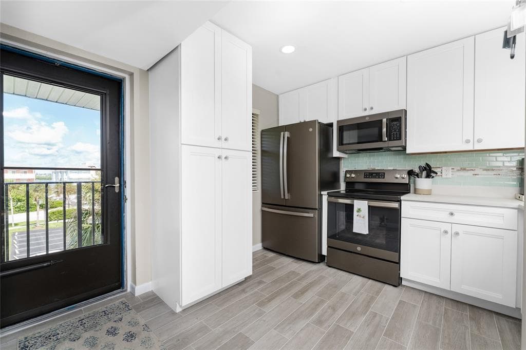 1591 BEACH ROAD 402 photo 6