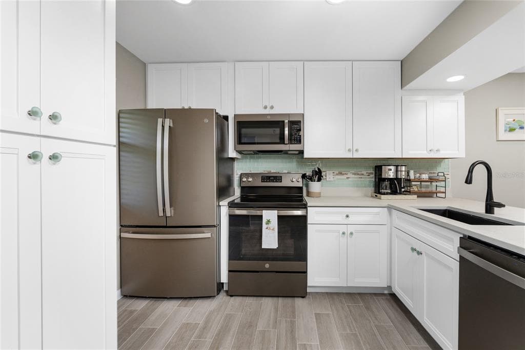 1591 BEACH ROAD 402 photo 7