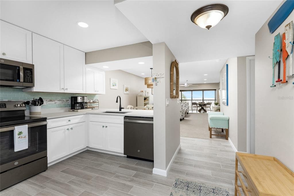 1591 BEACH ROAD 402 photo 9