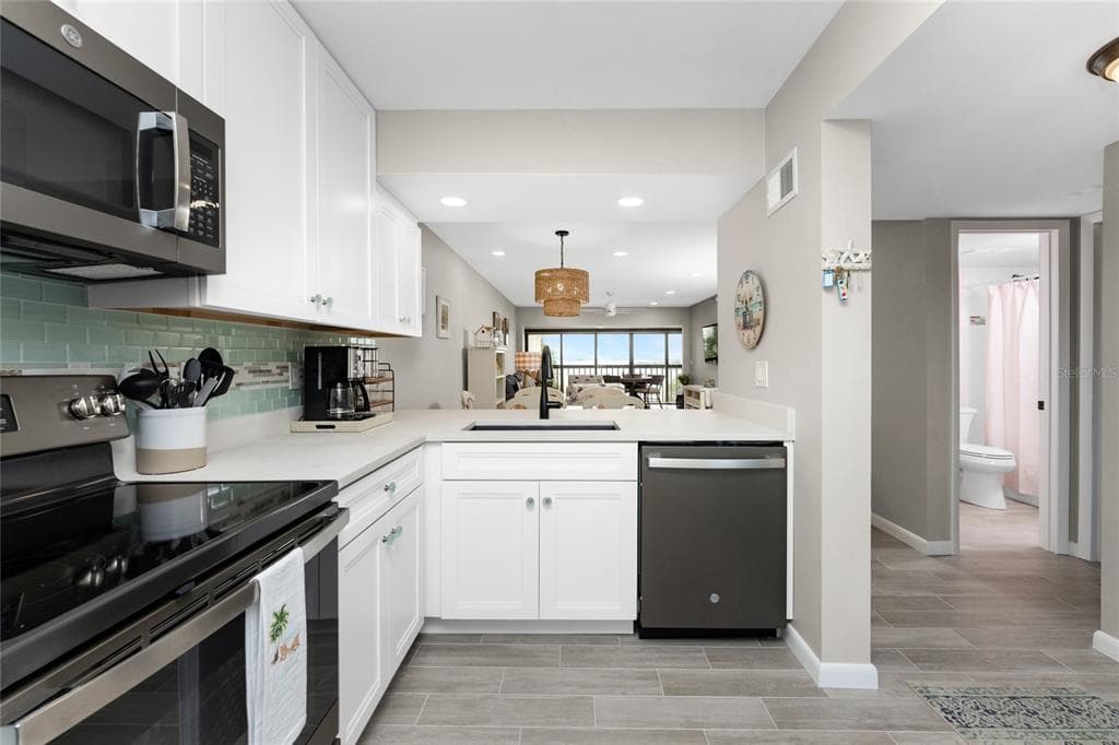 1591 BEACH ROAD 402 photo 8