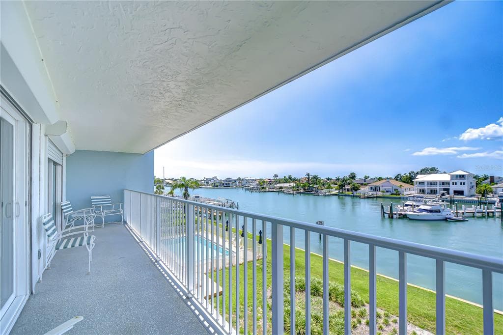 340 PINELLAS BAYWAY S 304 photo 15