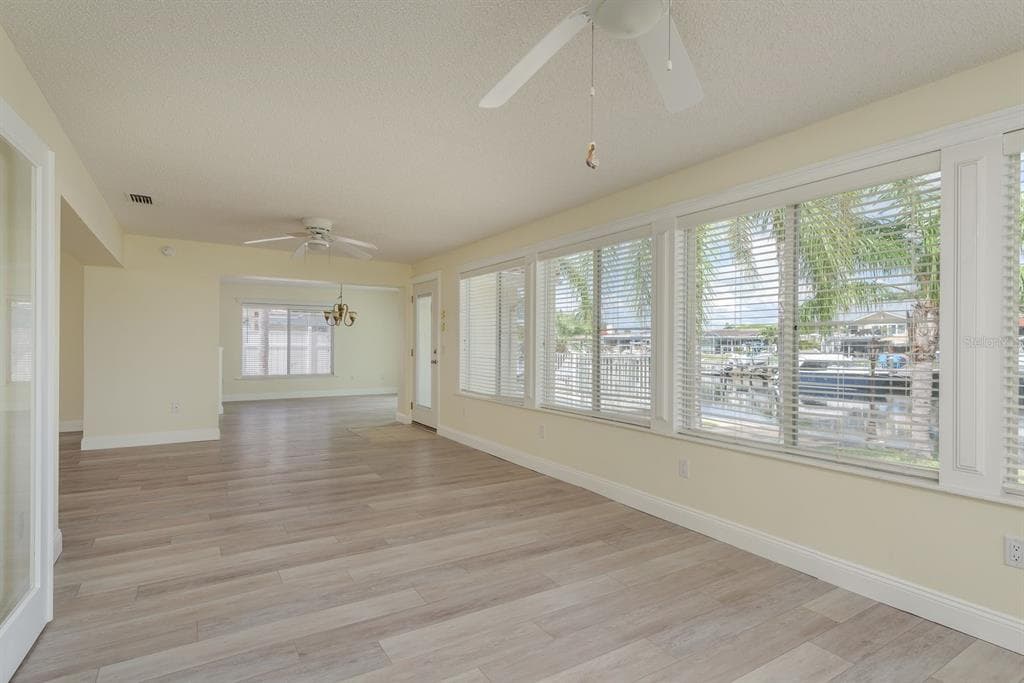 5008 GLENN DRIVE photo 16