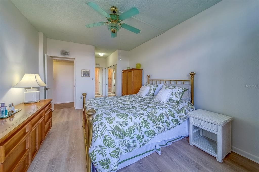 400 ISLAND WAY 104 photo 20