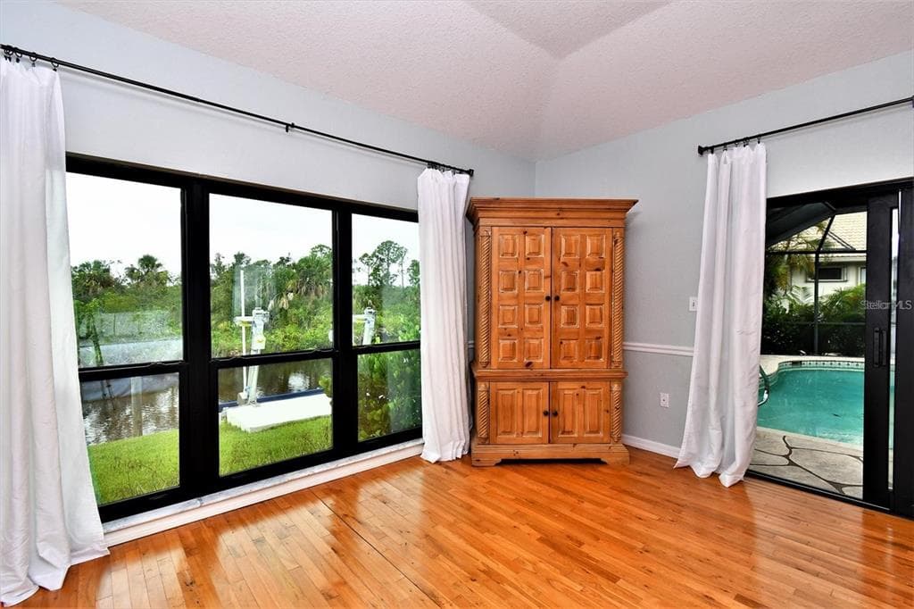 355 TRIESTE DRIVE photo 21