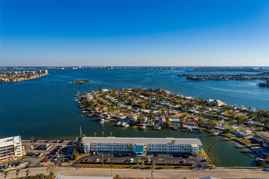 1893 SHORE DRIVE S 209 photo 6