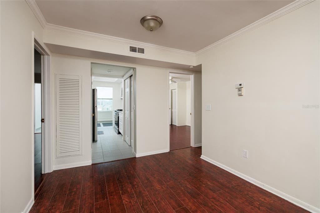 1893 SHORE DRIVE S 209 photo 12