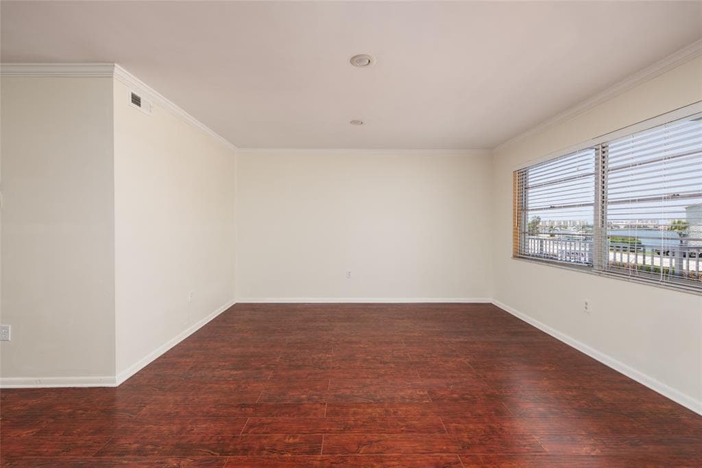 1893 SHORE DRIVE S 209 photo 10
