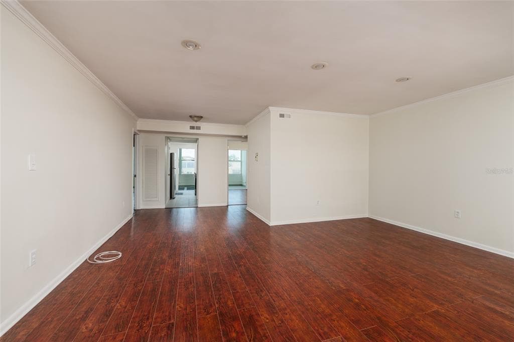 1893 SHORE DRIVE S 209 photo 11