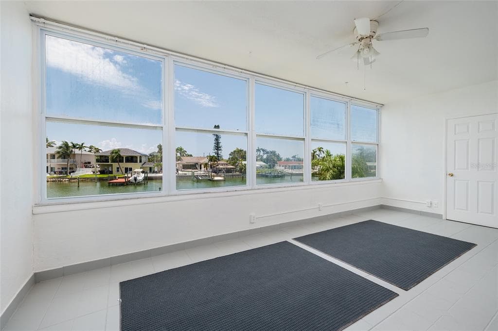 1893 SHORE DRIVE S 209 photo 21