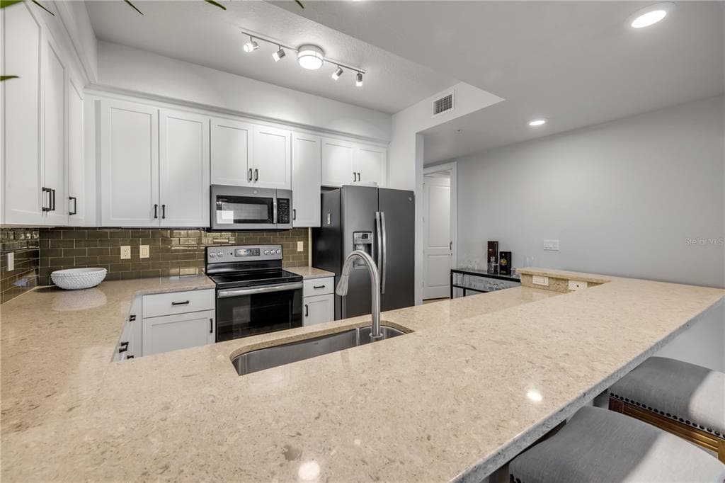 4 RIVERWALK DRIVE 305 photo 11