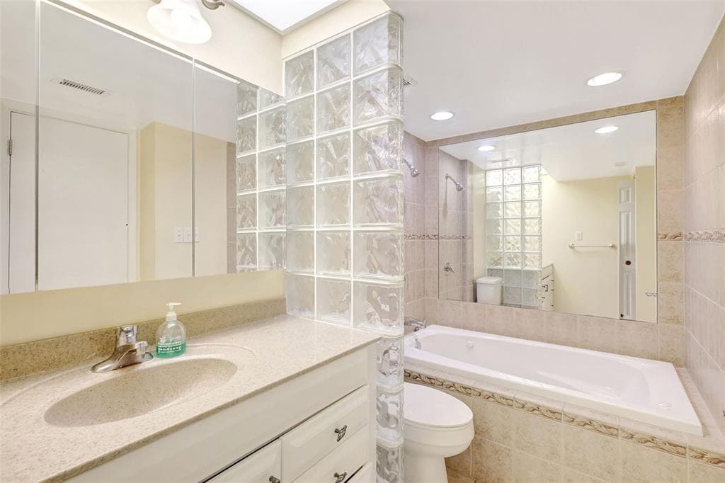 660 ISLAND WAY 708 photo 24