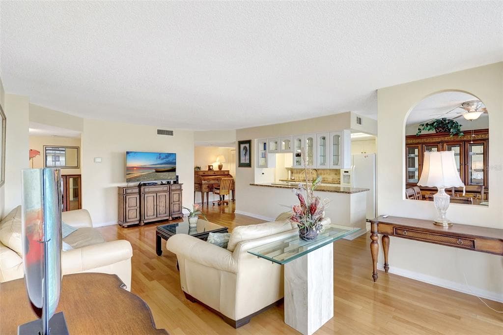 660 ISLAND WAY 708 photo 8