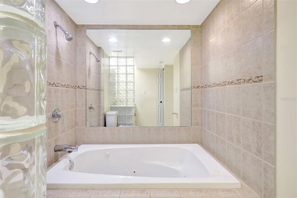 660 ISLAND WAY 708 photo 25