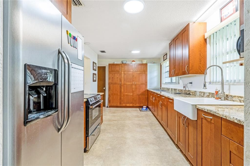 24 OAK STREET 2