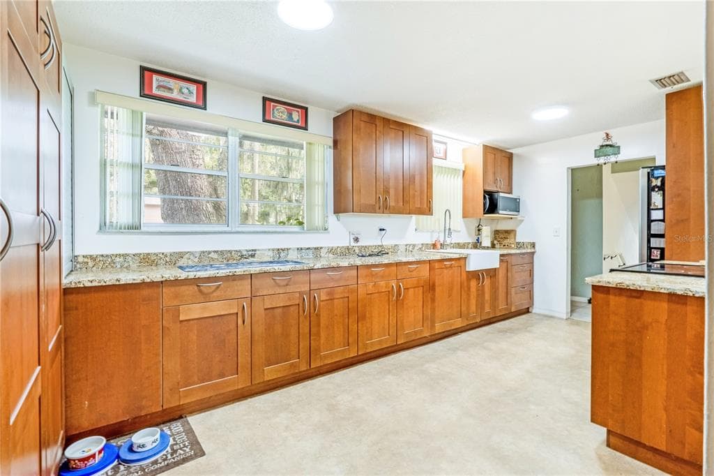 24 OAK STREET 4