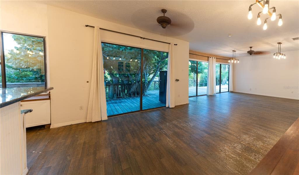 300 GARDEN LANE photo 16