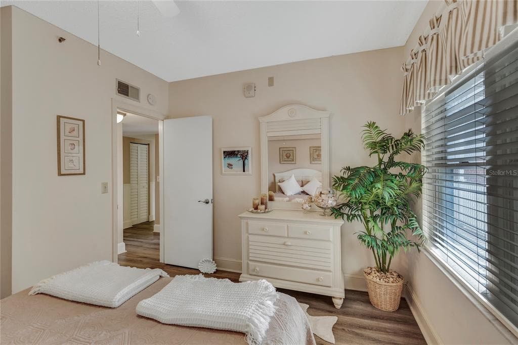 1582 GULF BOULEVARD 1506 photo 23