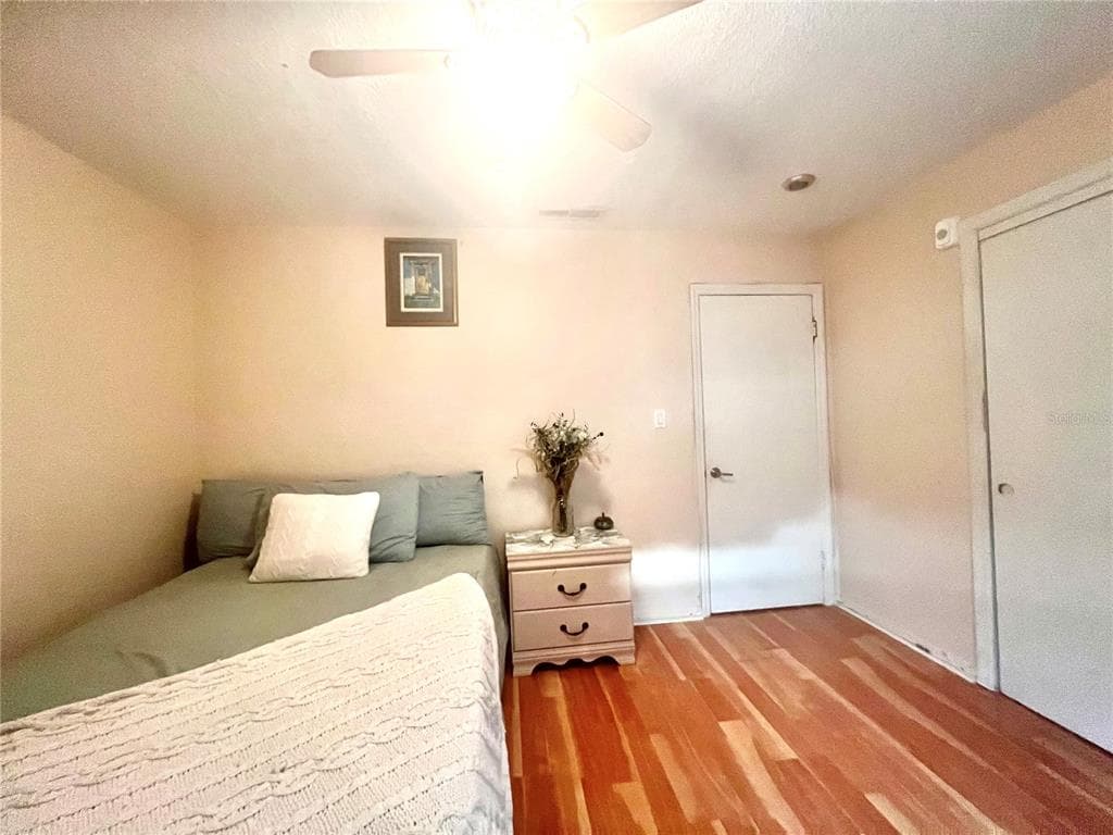5020 BEACH DRIVE SE D photo 8