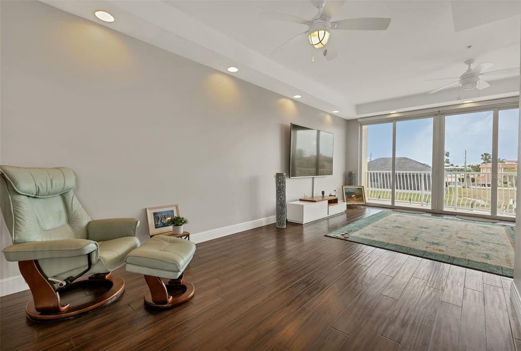 2522 MAGDALINA DRIVE photo 25
