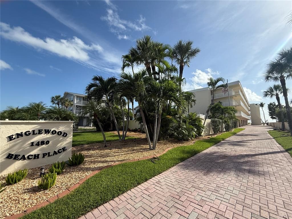 1480 GULF BOULEVARD 304 photo 2