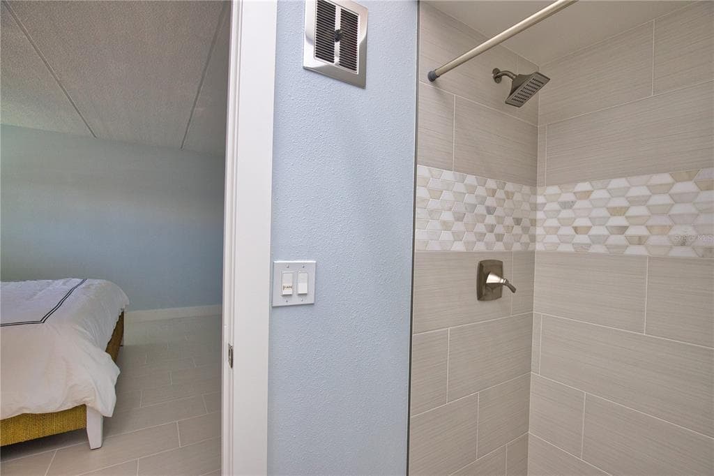902 GIBBS ROAD 184 photo 18