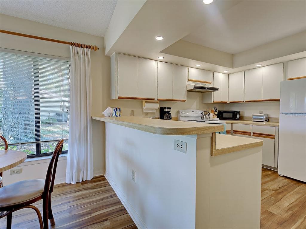 220 SOUTHAMPTON DRIVE 325 photo 24
