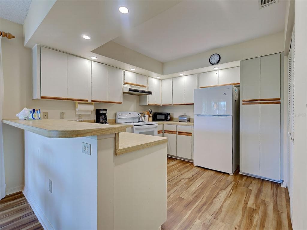 220 SOUTHAMPTON DRIVE 325 photo 21