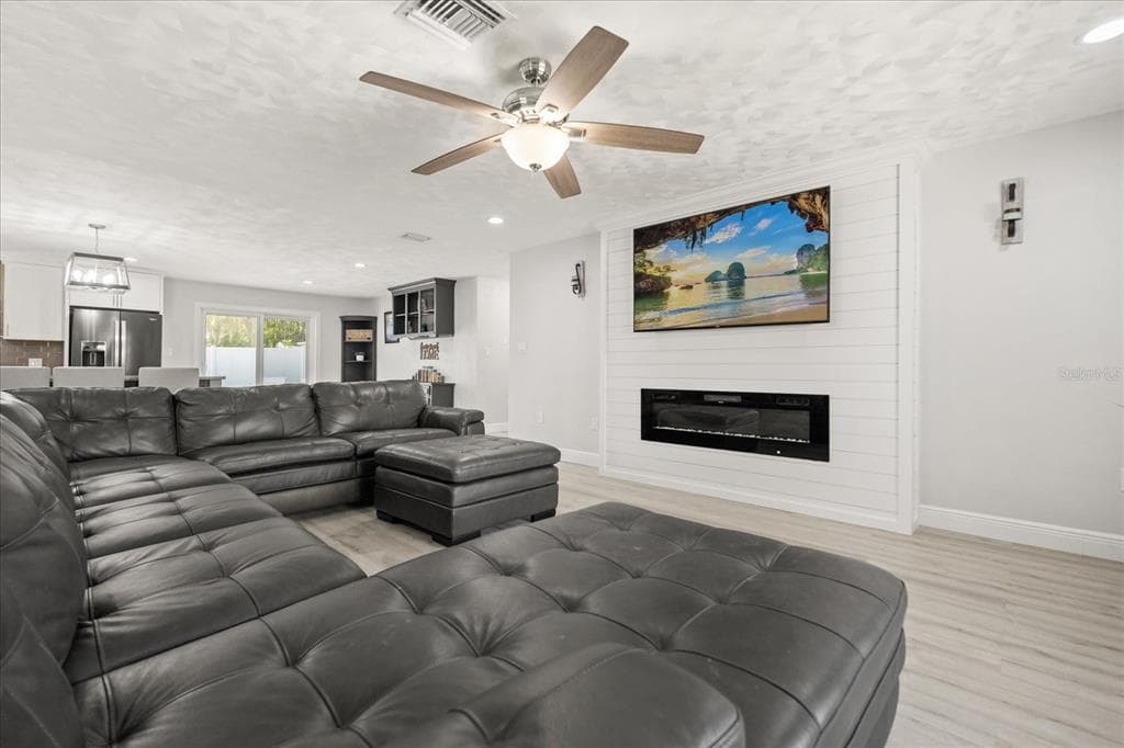 1210 E CAROLINE STREET photo 6