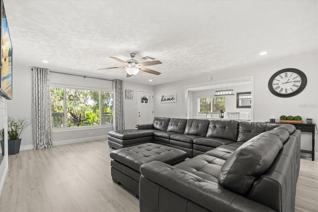 1210 E CAROLINE STREET photo 8