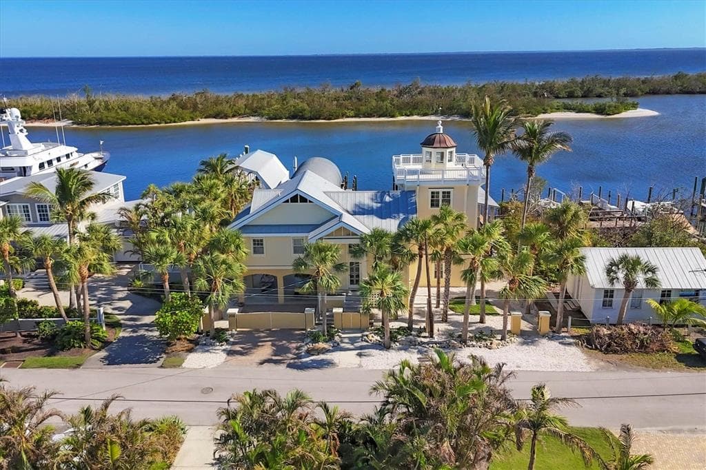 208 HARBOR DRIVE photo 2