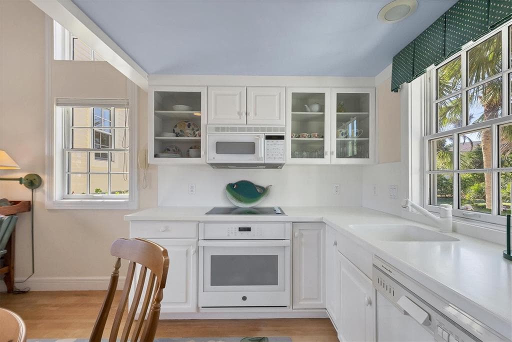 208 HARBOR DRIVE photo 13