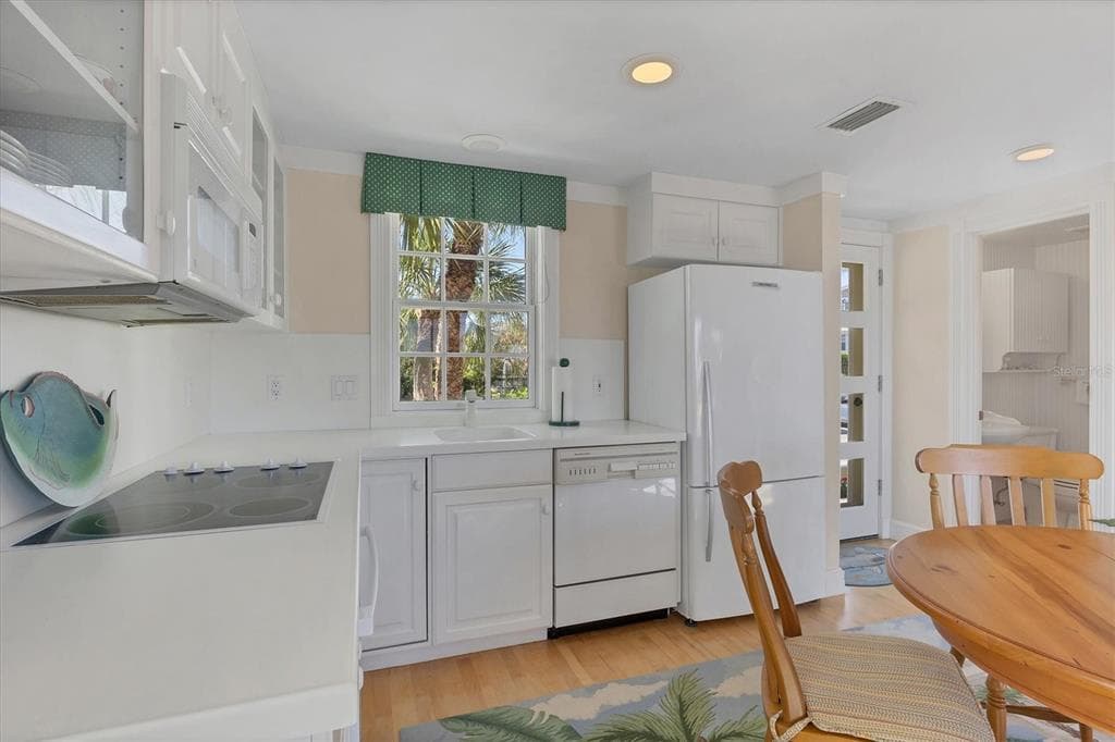 208 HARBOR DRIVE photo 12