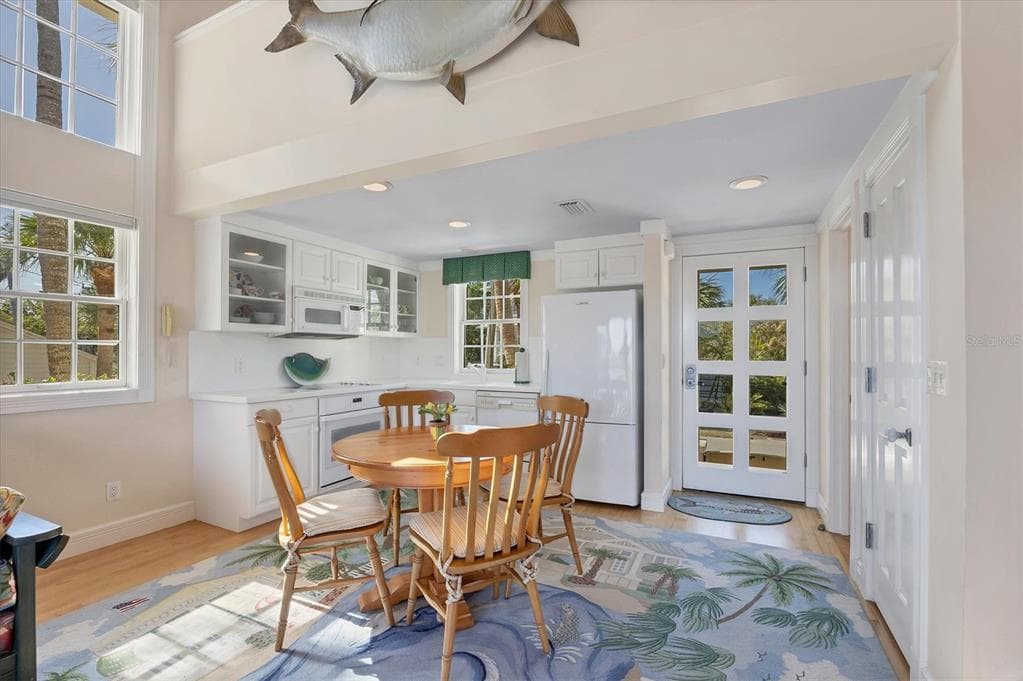 208 HARBOR DRIVE photo 11