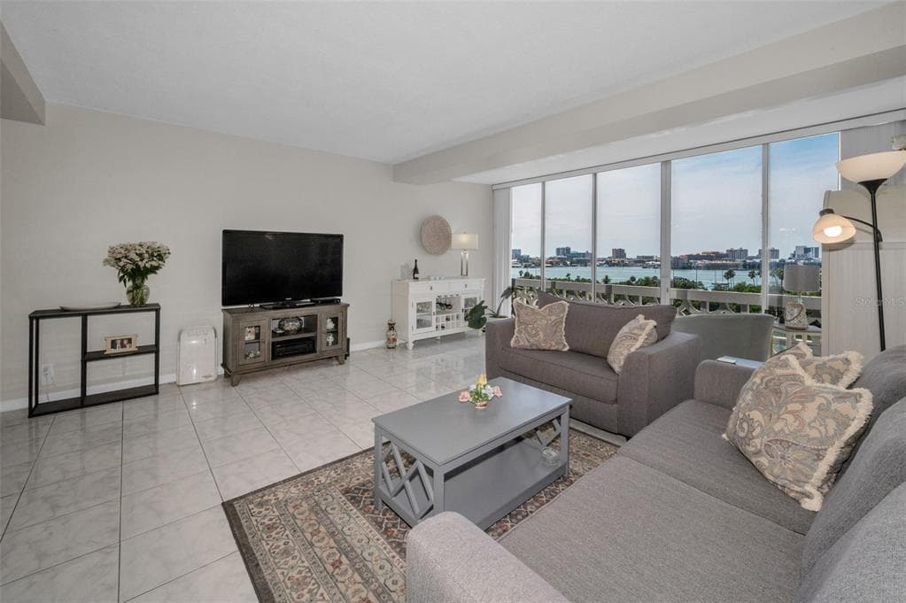 31 ISLAND WAY 605 photo 12