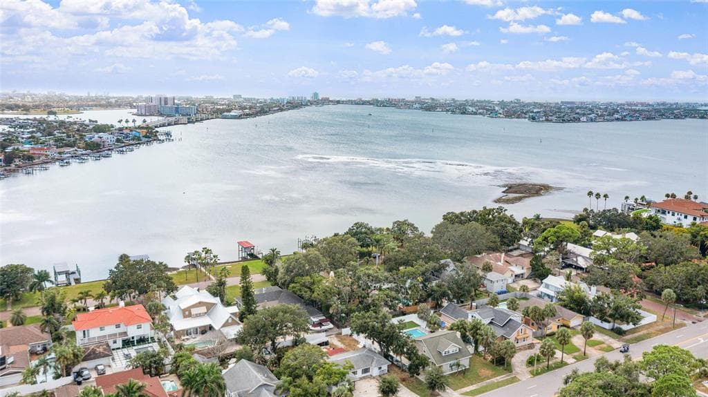 311 SUNSET DRIVE N photo 3