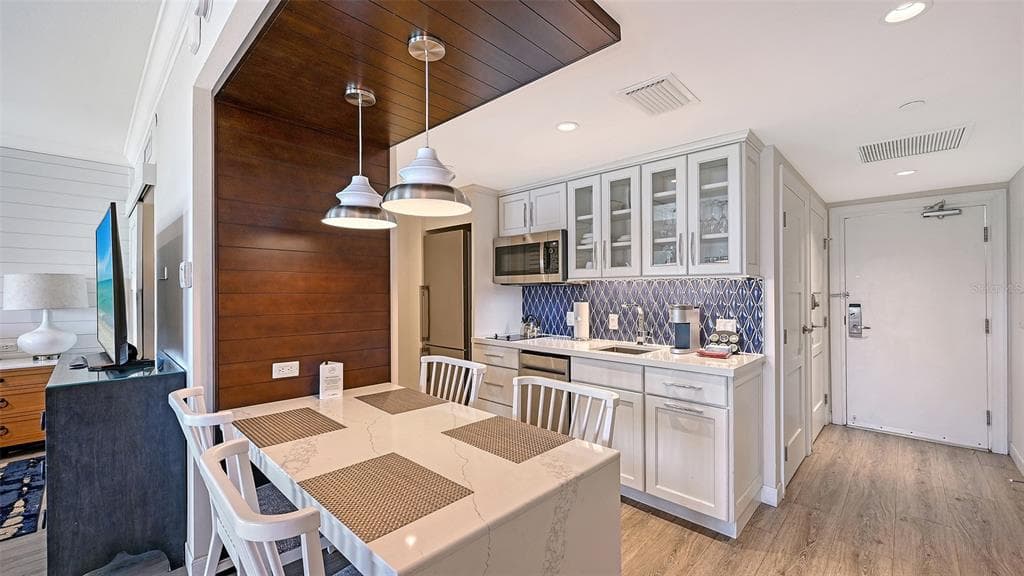 240 SANDS POINT ROAD 4205 photo 10