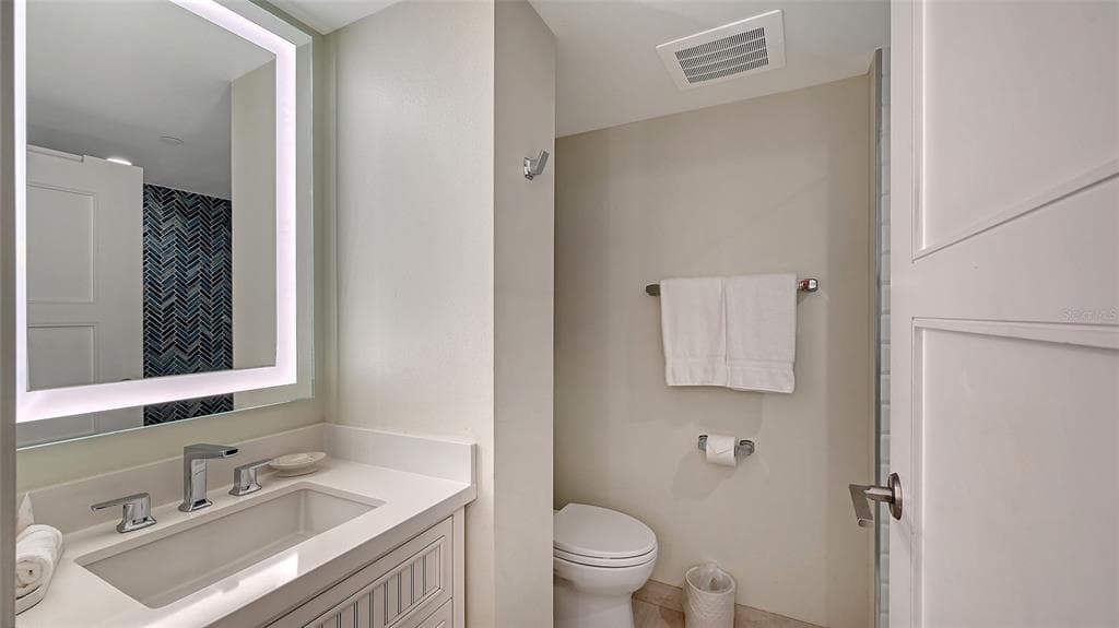 240 SANDS POINT ROAD 4205 photo 15