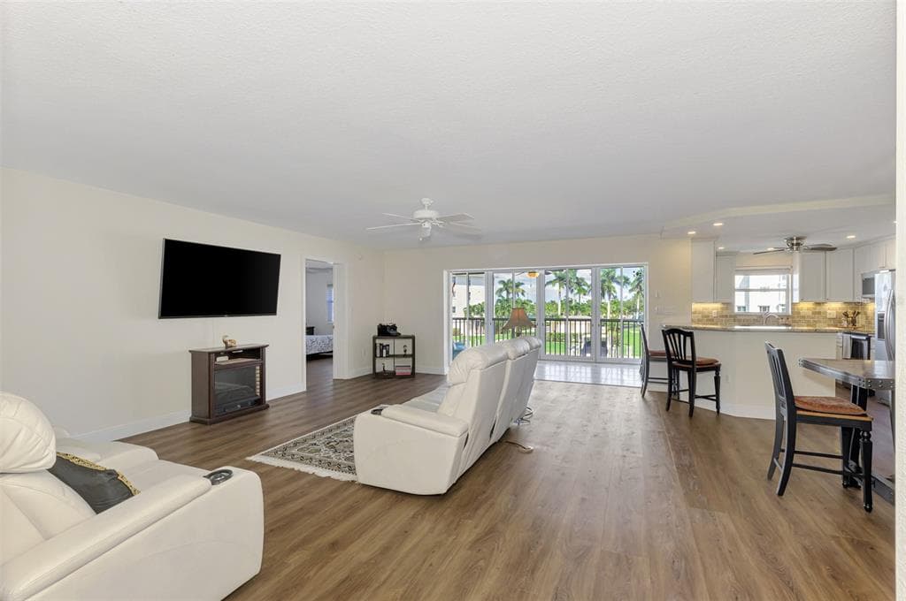 130 BREAKERS COURT 221 photo 8