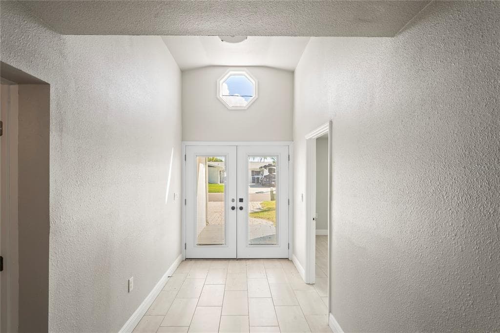 516 CRYSTAL DRIVE photo 3