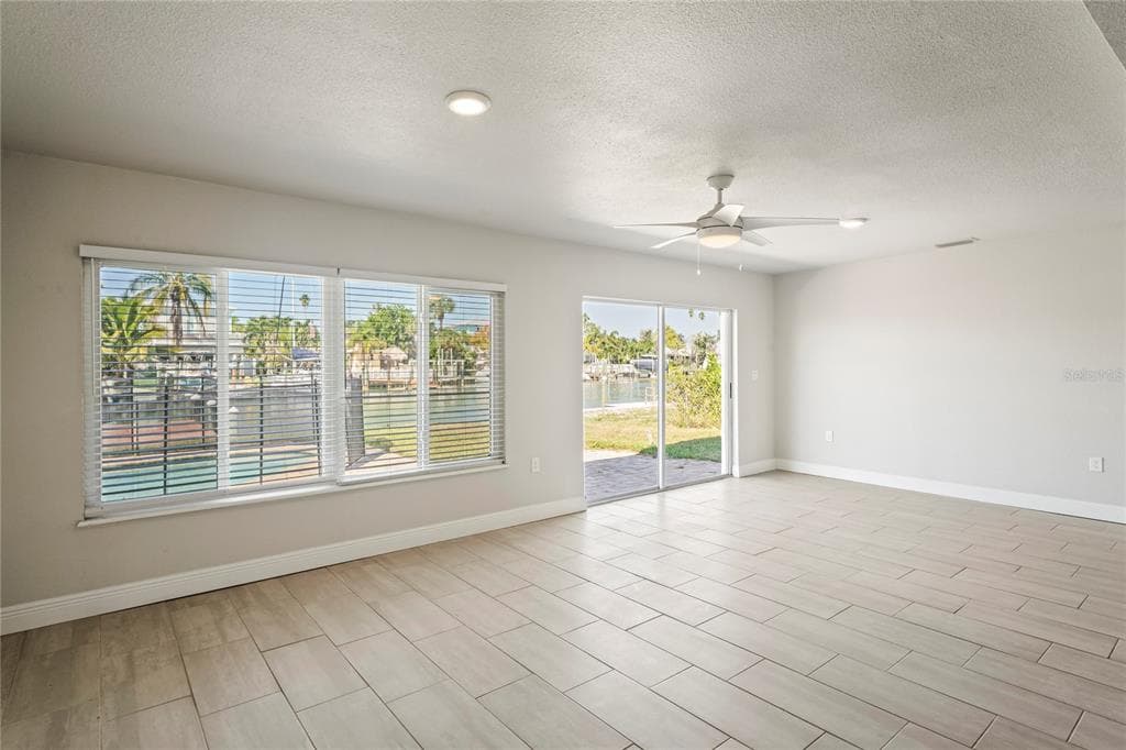 516 CRYSTAL DRIVE photo 5