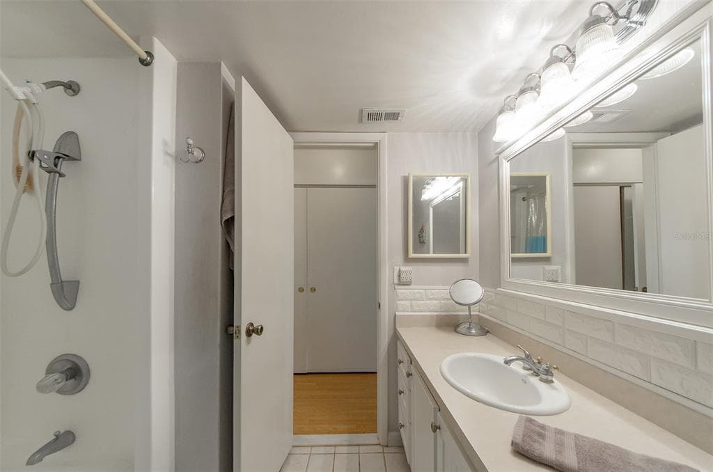 105 ISLAND WAY 121 photo 19