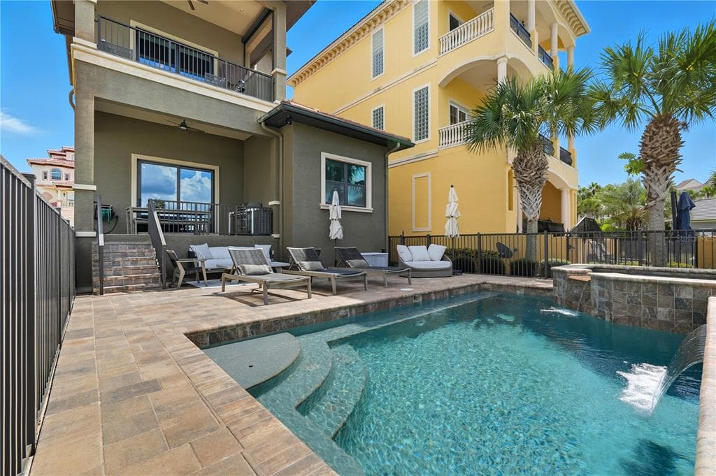 355 OCEAN CREST DRIVE photo 8