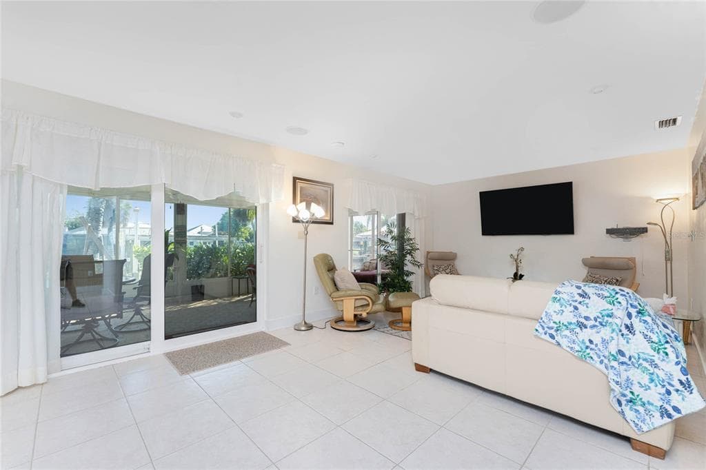 180 PURDY DRIVE photo 23